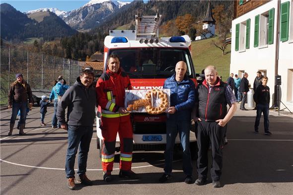 Lieferant Stefan Niederhäuser (Zweiter von rechts) übergab den symbolischen Schlüssel an Gemeinderat Dominik Blatti, Feuerwehrkommandant Reto Maurer und Gemeindepräsident Michael Blatti (rechts).
