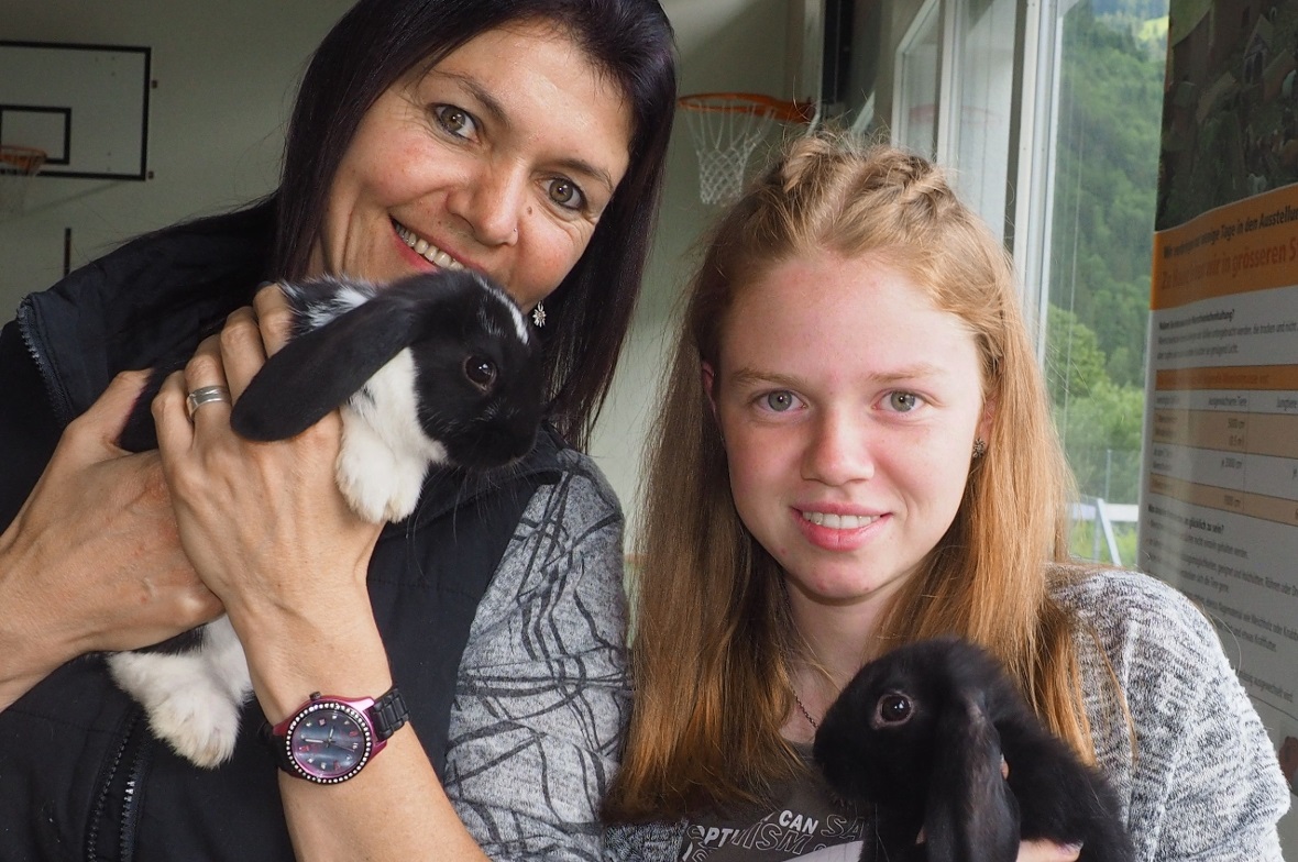 Lilian Bieri und Svenja Eschler mit Jung-Kaninchen.