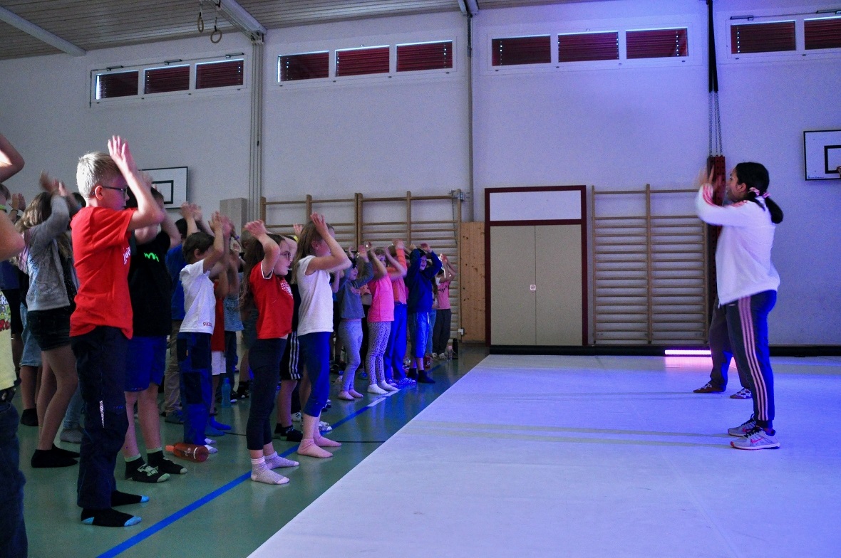 Lily bringt den Primarschülern Bewegungen bei.