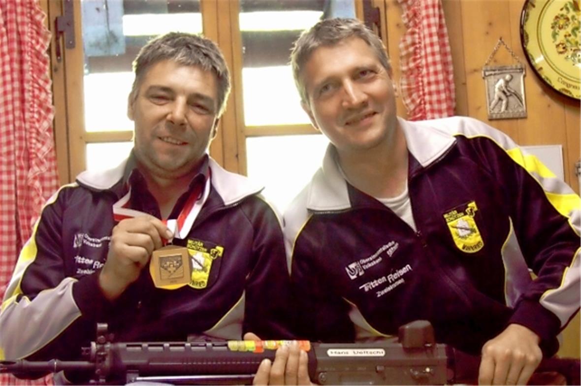 Links Jean-Marc Cottier mit Medaille und rechts Hans Ueltschi.