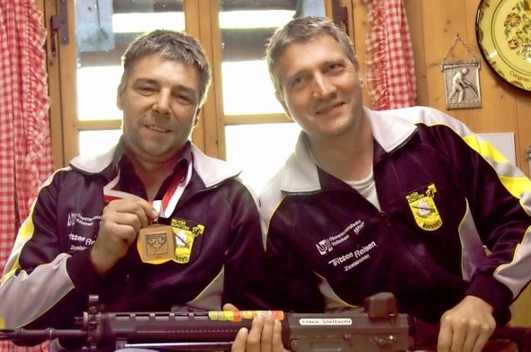 Links Jean-Marc Cottier mit Medaille und rechts Hans Ueltschi.