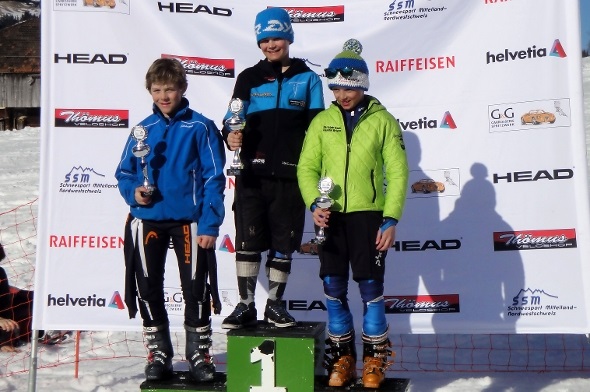 Links Reto Allemann mit dem Pokal.