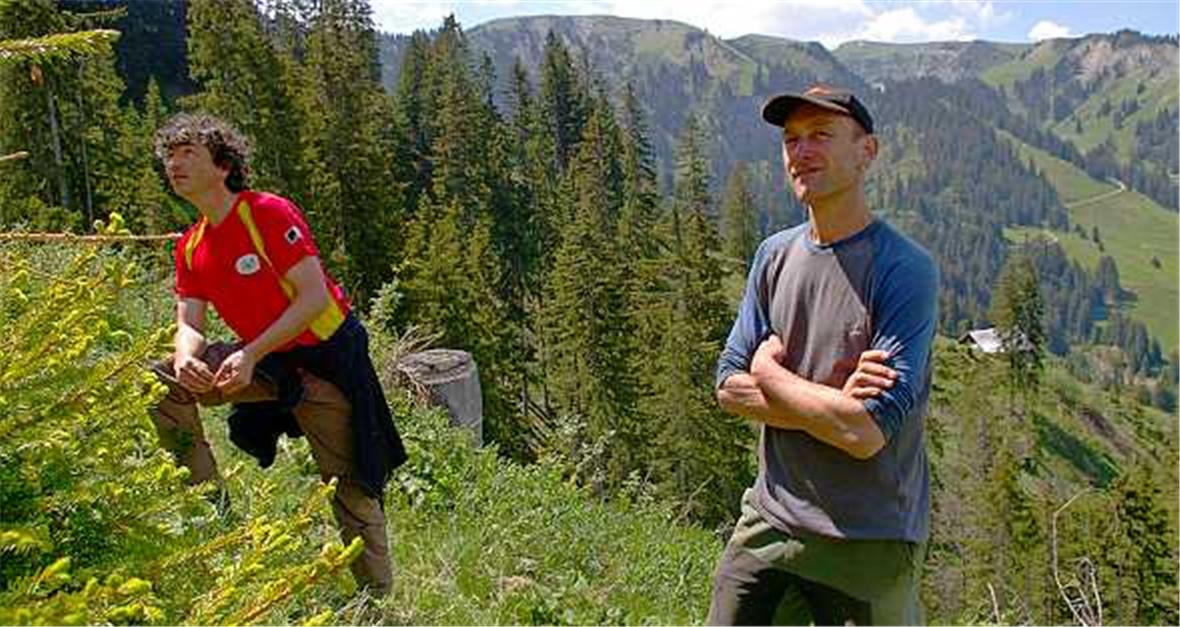 Links der Förster Stefan Waeber und rechts der Projektleiter Andreas «Bänz» Schweizer. Sie danken den Beteiligten für die geleistete Arbeit.