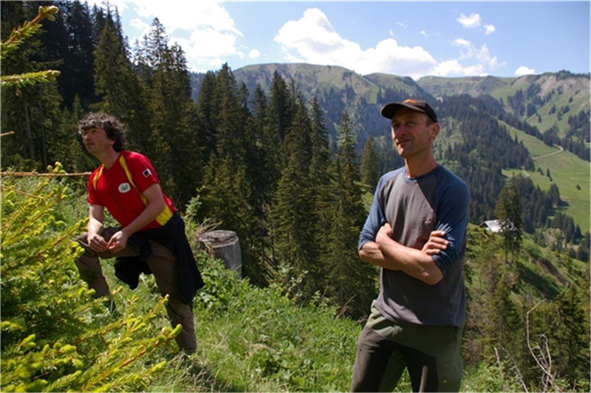 Links der Förster Stefan Waeber und rechts der Projektleiter Andreas «Bänz» Schw...