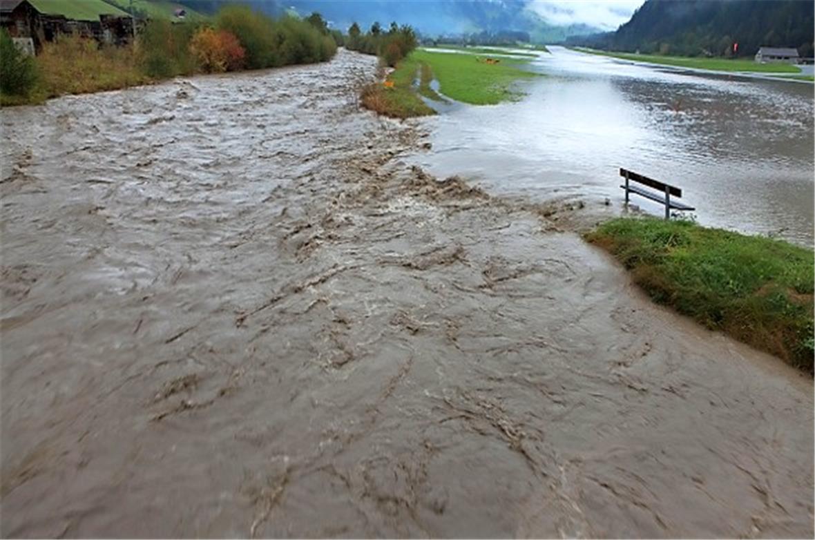 Links die Hochwasser führende Simme, rechts die überflutete Landepiste des Flugp...