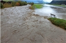 Links die Hochwasser führende Simme, rechts die überflutete Landepiste des Flugp...