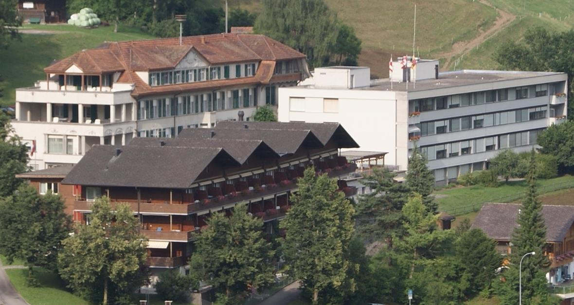 Erlenbach plant die Zukunft im Alterswohnbereich Links im Holzbau das Alters- und Pflegeheim Lindenmatte, rechts im Neubau die Sonnenstube der Alterswohnen STS AG und die Postakutpflegebetten der STS AG. Hinten das als Verwaltungsgebäude dienende, ehemalige Spitalgebäude.