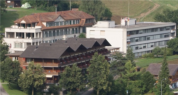 Links im Holzbau das Alters- und Pflegeheim Lindenmatte, rechts im Neubau die Sonnenstube der Alterswohnen STS AG und die Postakutpflegebetten der STS AG. Hinten das als Verwaltungsgebäude dienende, ehemalige Spitalgebäude.