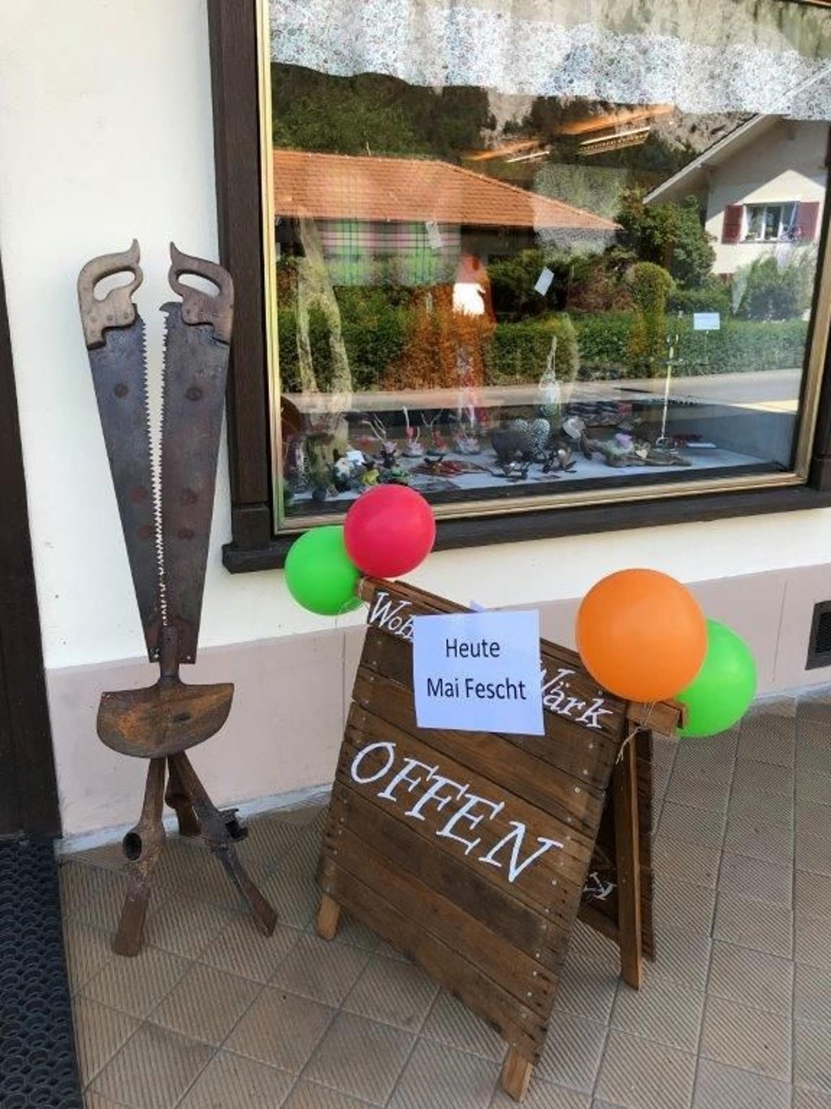 Links steht der ganz besondere Stuhl.