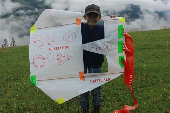 Lionel hat als Erster seinen Drachen gebastelt. Ein schöner Drachen, der seine Windtaufe auf der Sitealp erleben wird.