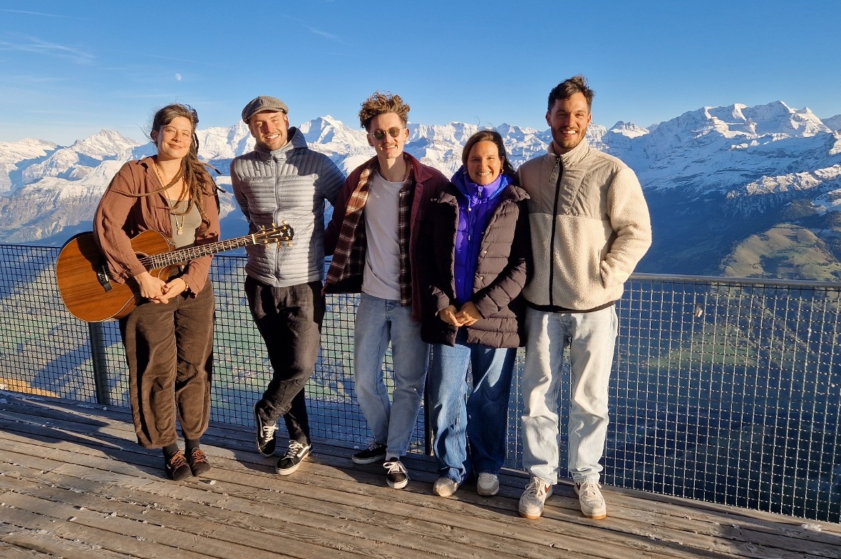 Lisa Oribasi, eifachBen, Lars Zobrist, Deborah Morand und Matthias Horvath bei der Dritten Talenbühne auf dem Niesen.