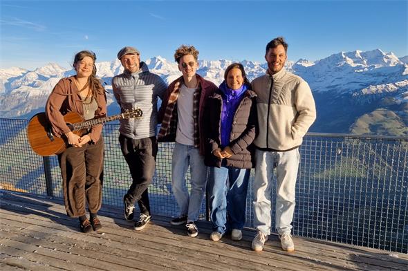 Lisa Oribasi, eifachBen, Lars Zobrist, Deborah Morand und Matthias Horvath bei der Dritten Talenbühne auf dem Niesen.