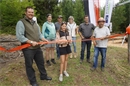 Lisa Poschung zerschnitt das rote Band, im Hintergrund Gemeinderatspräsident Alain Poschung, Annika Hofmann von Lenk-Simmental-Tourismus, Michael Rindlisbacher, Anna Bieri (ehemalige Gemeindepräsidentin), Gemeinderat Erhard Schenk x und Gemeindepräsident Albert Wampfler.