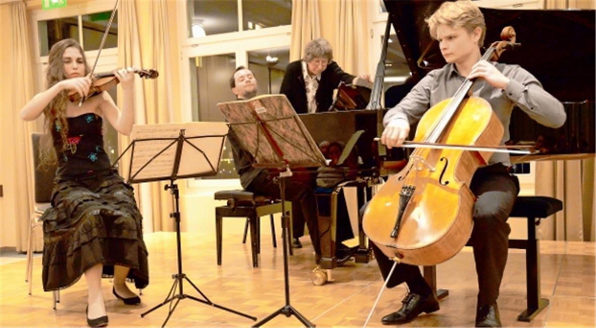 Witzig, sphärisch bis emotional Lisa Rieder (Violine), Valentin Valentiyev (Klavier) und Lev Sivkov (Cello).