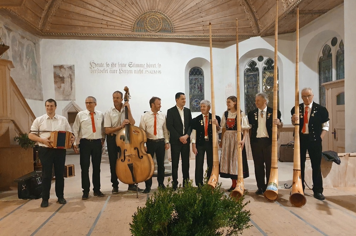 Das Mädchen aus Schaffhausen Lisa Stoll mit den einheimischen Musiker-Kollegen Jürg Knutti, Stefan Lobsiger, Markus Dubi, Etienne Aegerter, Gyorgi Spasov, Philippe Chevalier, Stefan Karnusian und Hansruedi König in der reformierten Kirche Zweisimmen.