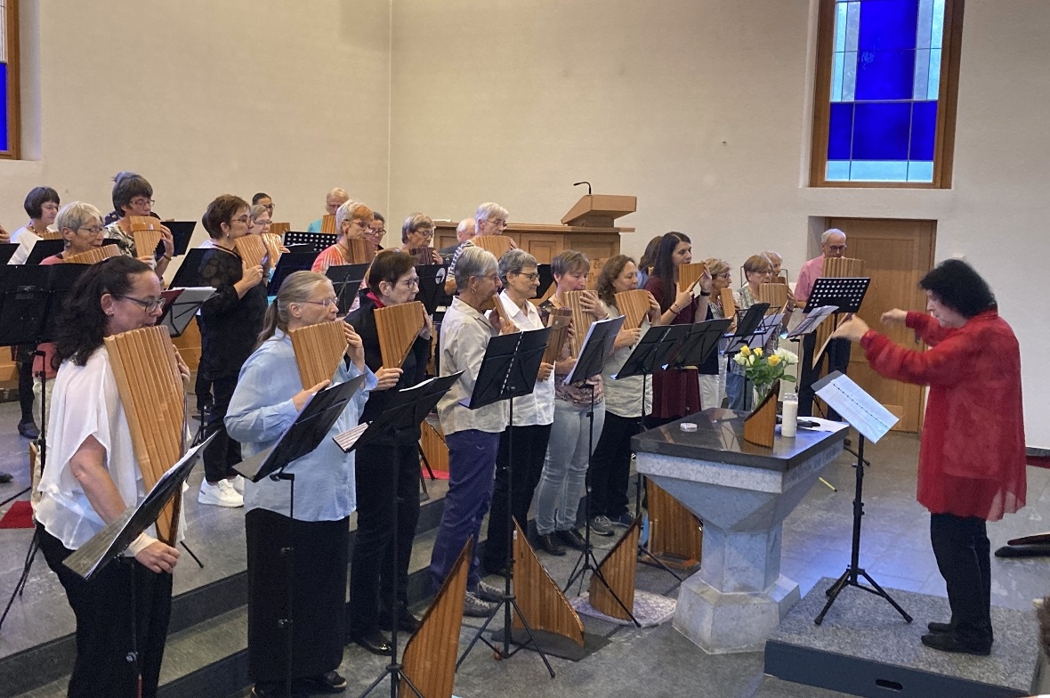 Lise-Anne Schwander dirigiert den Panflötenchor.