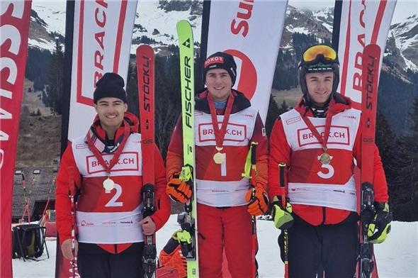 Livio Hiltbrand (SC Weissenburg) sicherte sich den Titel Juniorenschweizermeister U21 im Riesenslalom in Les Diablerets. Auf dem zweiten Rang ist David Murer und Bronze ging an Niklas Trummer (SC Adelboden).