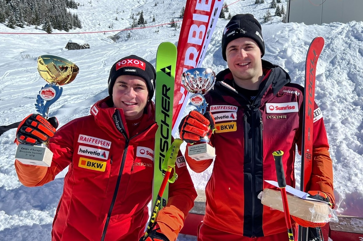 Lars Rösti gewann die zweite Abfahrt in Verbier Livio Hiltbrand mit seiner Trophäe für den besten U21-Athleten zusammen mit dem Abfahrts-Sieger Lars Rösti.