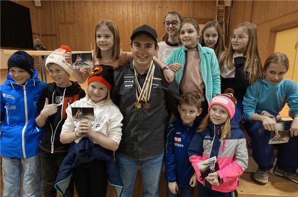 Livio Hiltbrand umringt von den JO-Kids «seines» Skiklubs Weissenburg, wo auch er gross wurde.