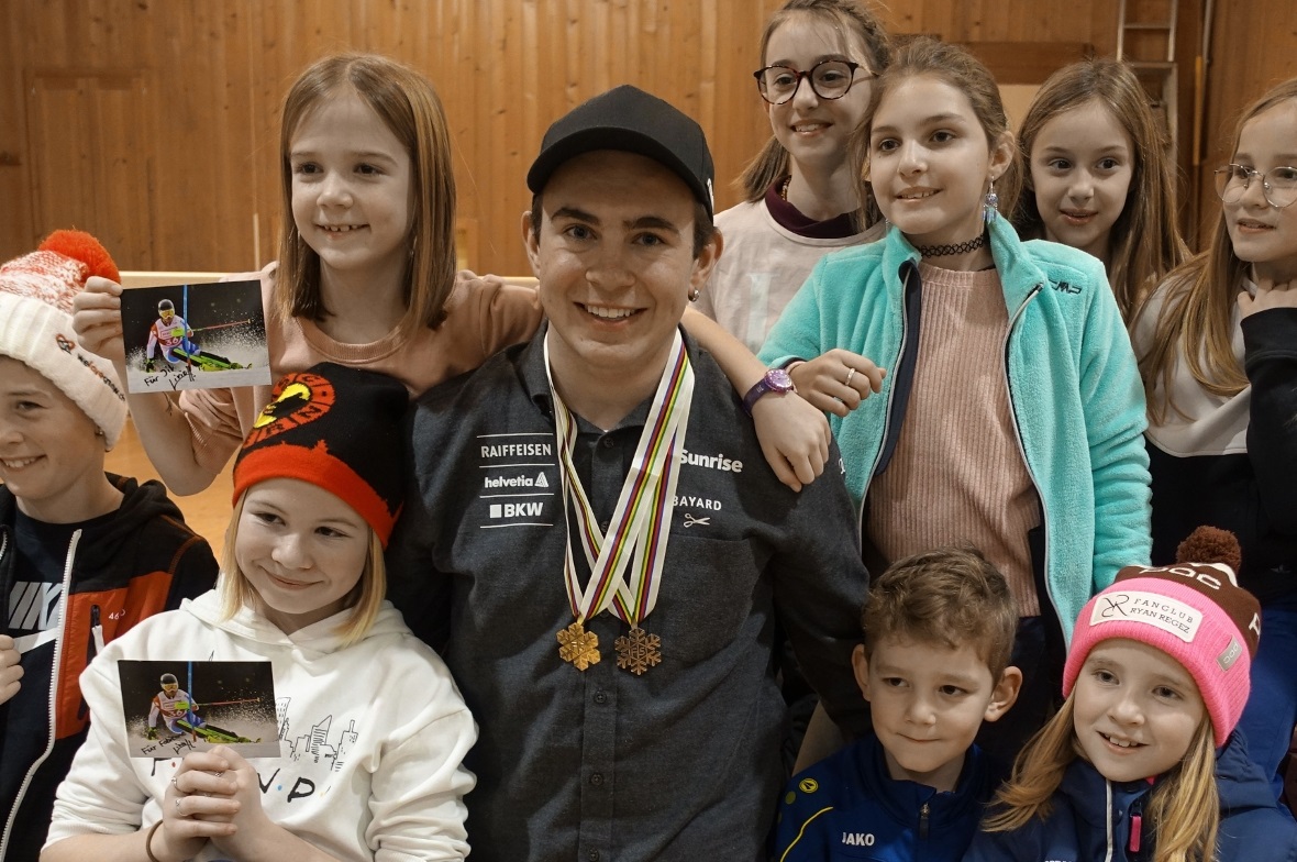 Livio Hiltbrand umringt von den JO-Kids «seines» Skiklubs Weissenburg, wo auch er gross wurde.