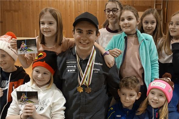 Livio Hiltbrand umringt von den JO-Kids «seines» Skiklubs Weissenburg, wo auch er gross wurde.