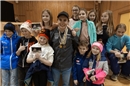 Livio Hiltbrand umringt von den JO-Kids «seines» Skiklubs Weissenburg, wo auch e...