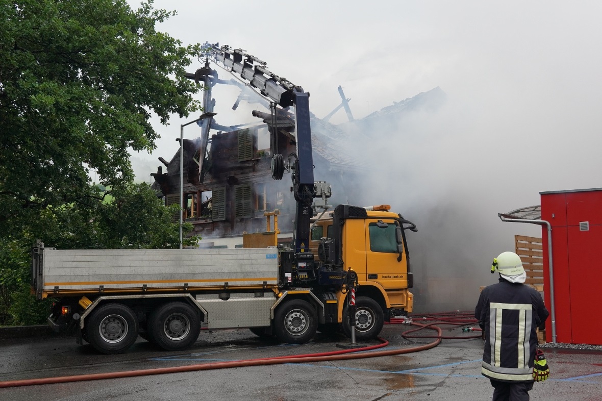 Lösch- und Abbrucharbeiten dauerten auch am Vormittag noch an.