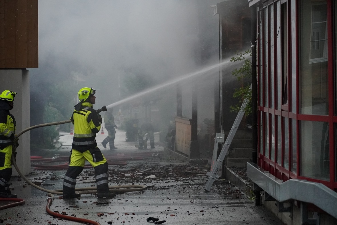 Lösch- und Abbrucharbeiten dauerten auch am Vormittag noch an.