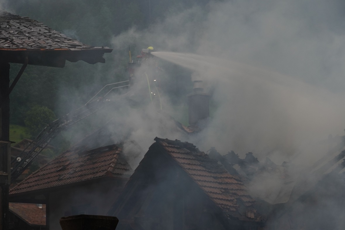 Lösch- und Abbrucharbeiten dauerten auch am Vormittag noch an.
