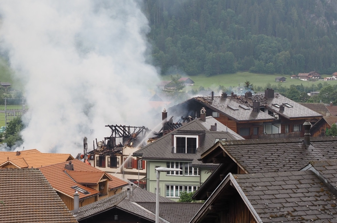 Lösch- und Abbrucharbeiten dauerten auch am Vormittag noch an.