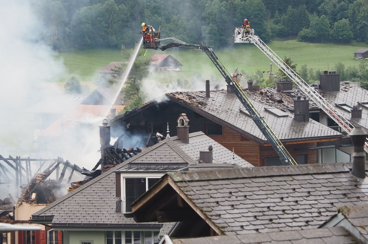 Lösch- und Abbrucharbeiten dauerten auch am Vormittag noch an.