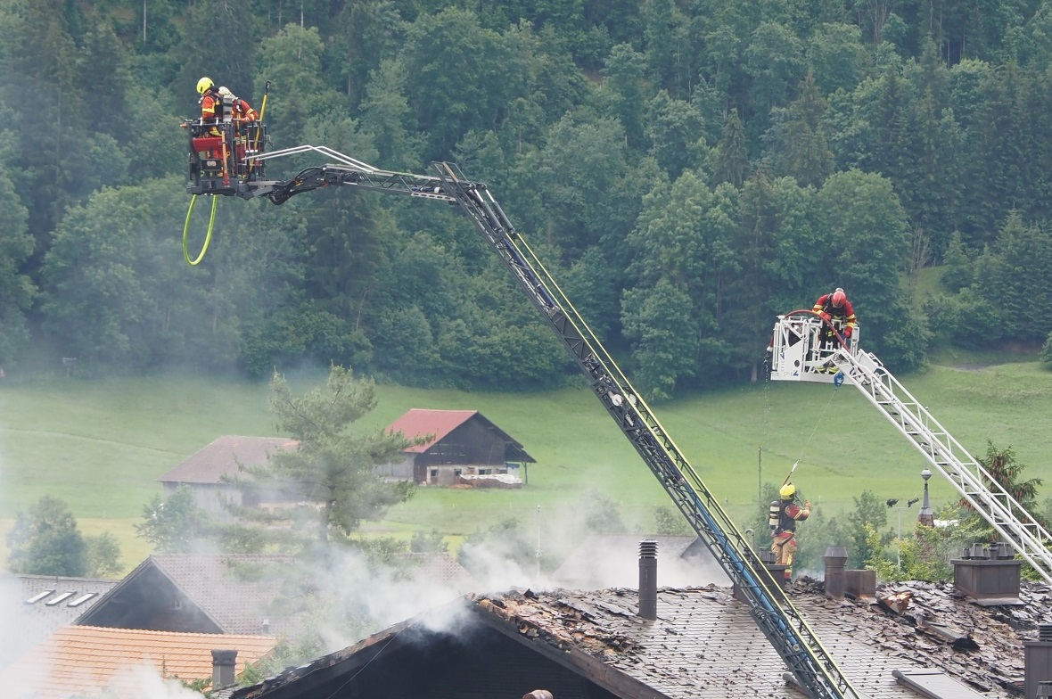 Lösch- und Abbrucharbeiten dauerten auch am Vormittag noch an.