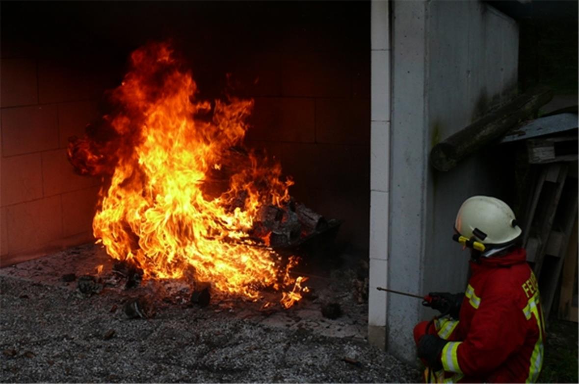 Löschen eines Feuers mit der Eimerspritze ist sehr effektiv und braucht fast kei...