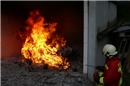 Löschen eines Feuers mit der Eimerspritze ist sehr effektiv und braucht fast kei...