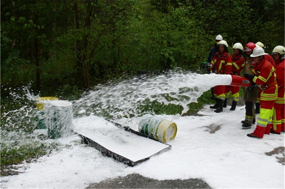 Löschen mit Schaum, z.B. bei Flüssigkeiten.
