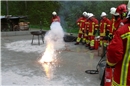 Löschen von Metall. Der Konakt mit Wasser führt zu einer Stichflamme.