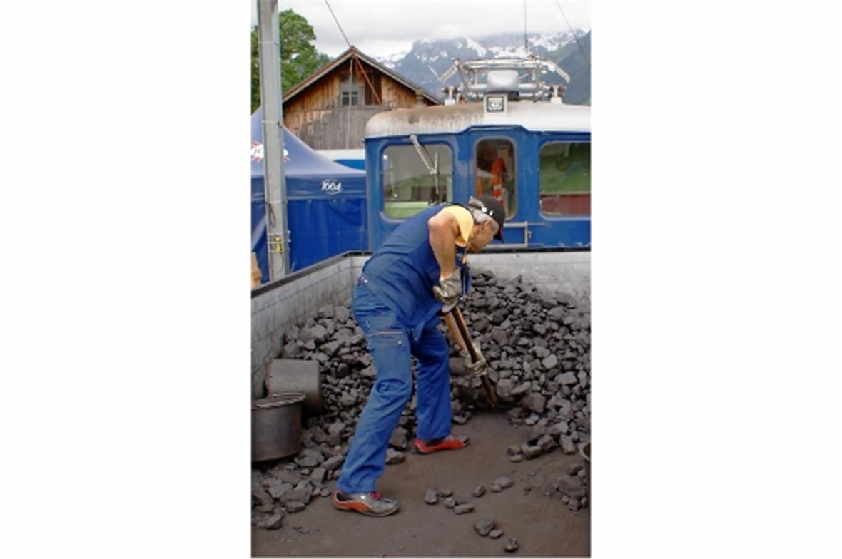 Lokomotivführer als Kohlenschaufler