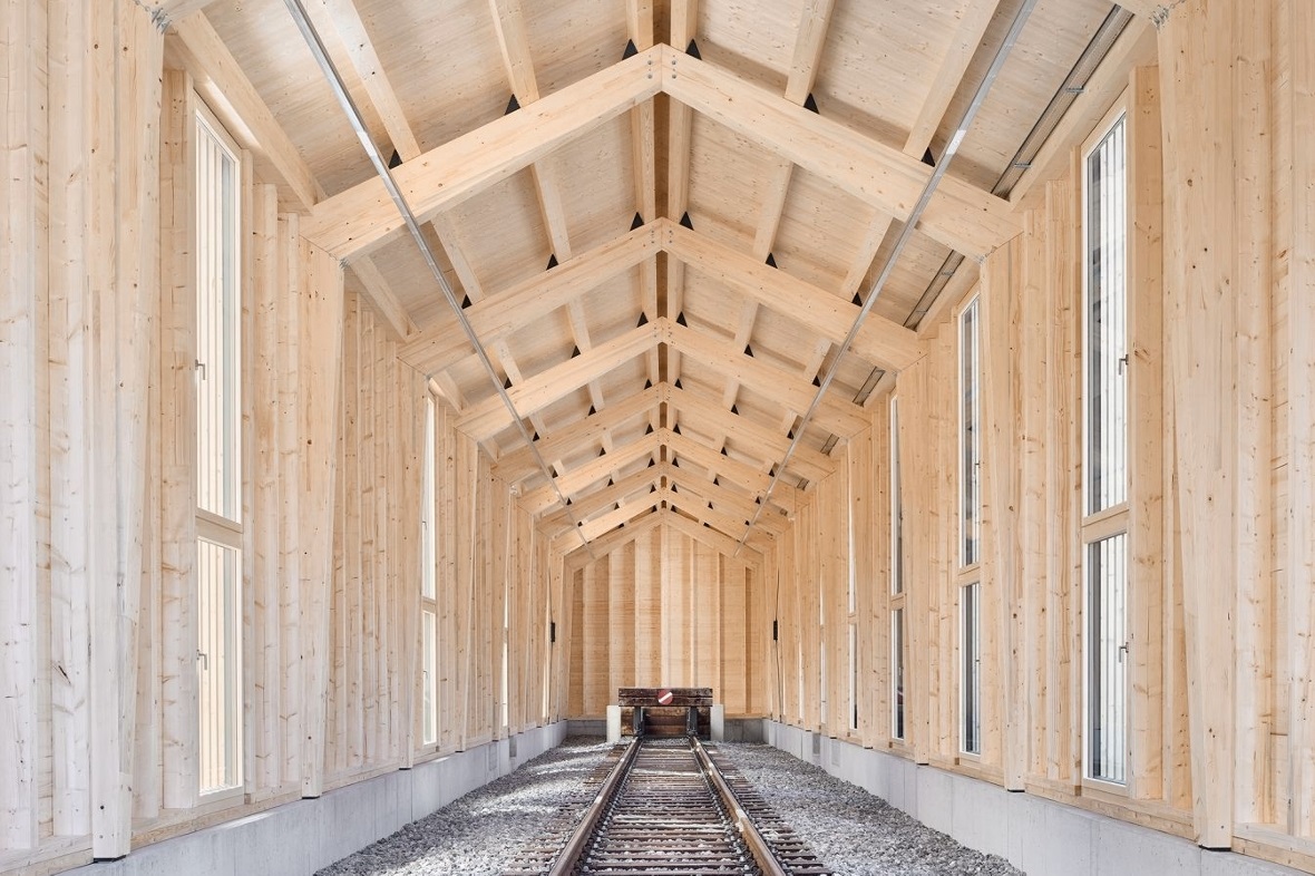 Lokremise in Zweisimmen: Blick von der Einfahrt an die hintere Wand.