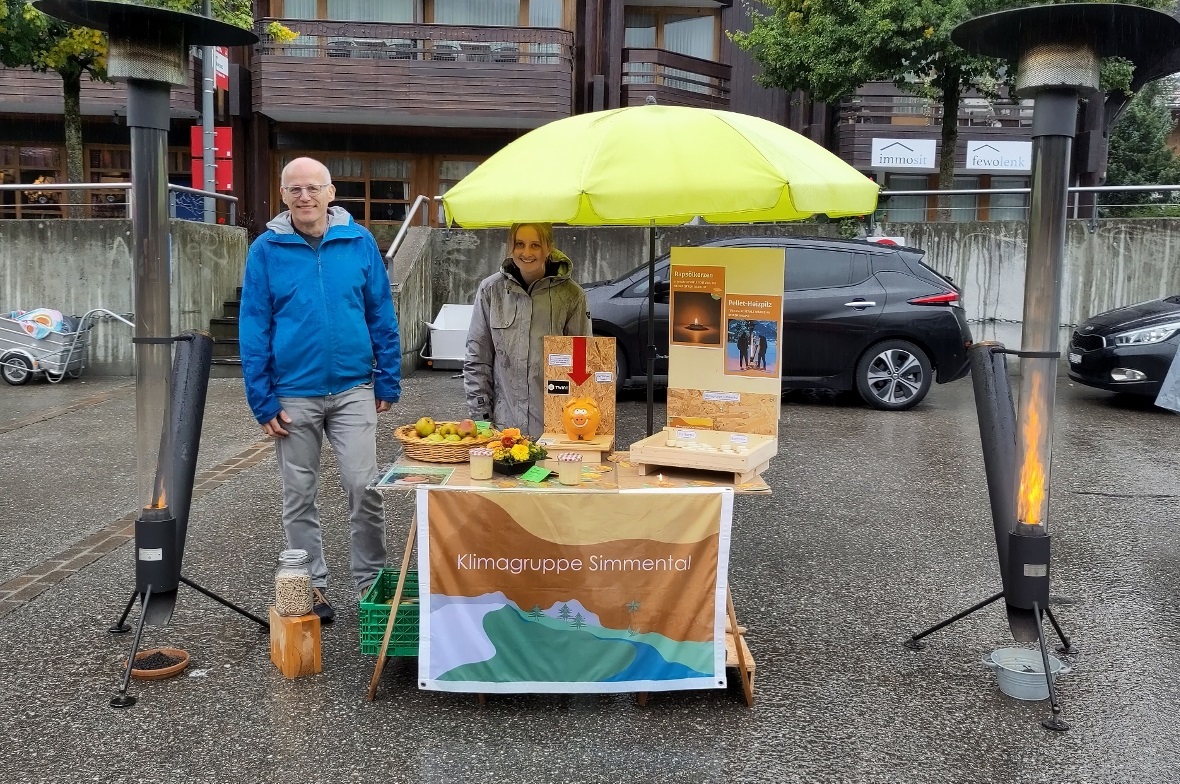 Lorenz Fehr und Mirta Grundisch am Stand der Klimagruppe Simmental – für wohlige Wärme sorgten die mit Pellets betriebenen Heizpilze.