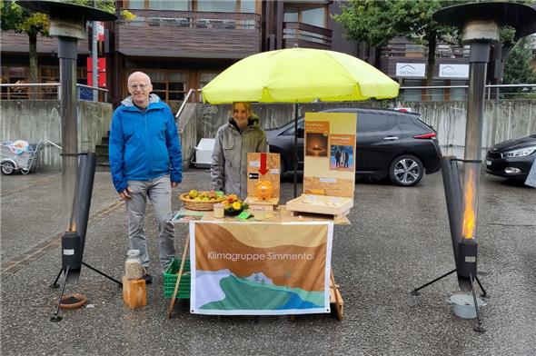 Lorenz Fehr und Mirta Grundisch am Stand der Klimagruppe Simmental – für wohlige Wärme sorgten die mit Pellets betriebenen Heizpilze.