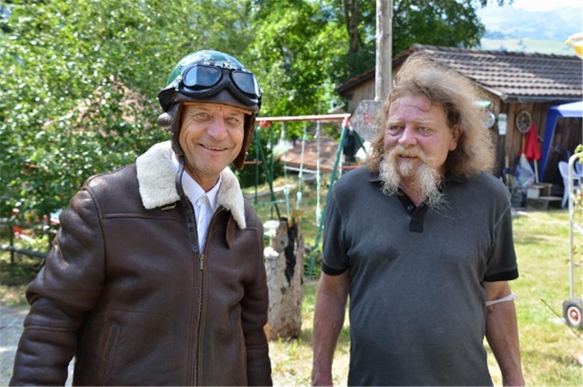 Lorenz Mösching, Saanen kam mit seiner 500er BSA 1934 in Orignialmontur und wird...