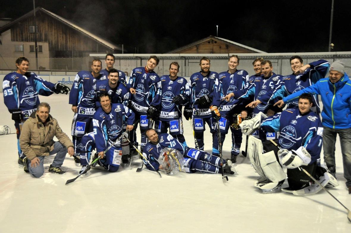 Lorenz Thüring (Mitte, liegend) wird von seinen Kameraden verabschiedet.