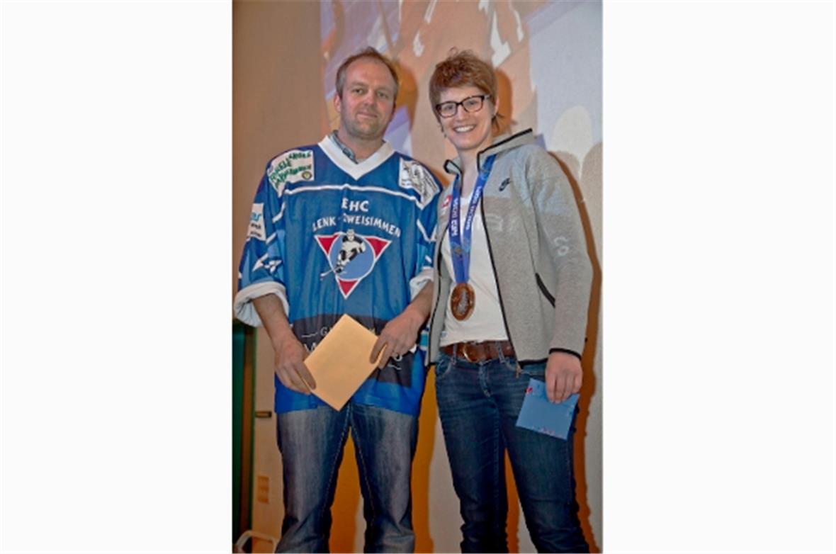Lorenz Thüring, Vize-Präsident Hockey Club Lenk Zweisimmen gratuliert Angela Fra...