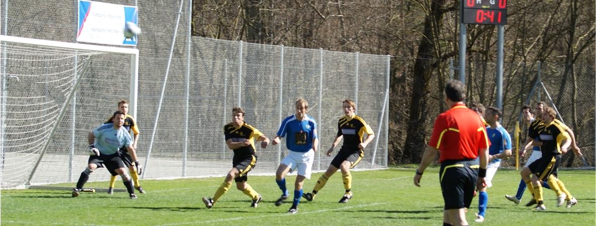 Lorenz Ueltschi köpft gleich gekonnt zum frühen 1:0 (nach 41 Sek.) ein.