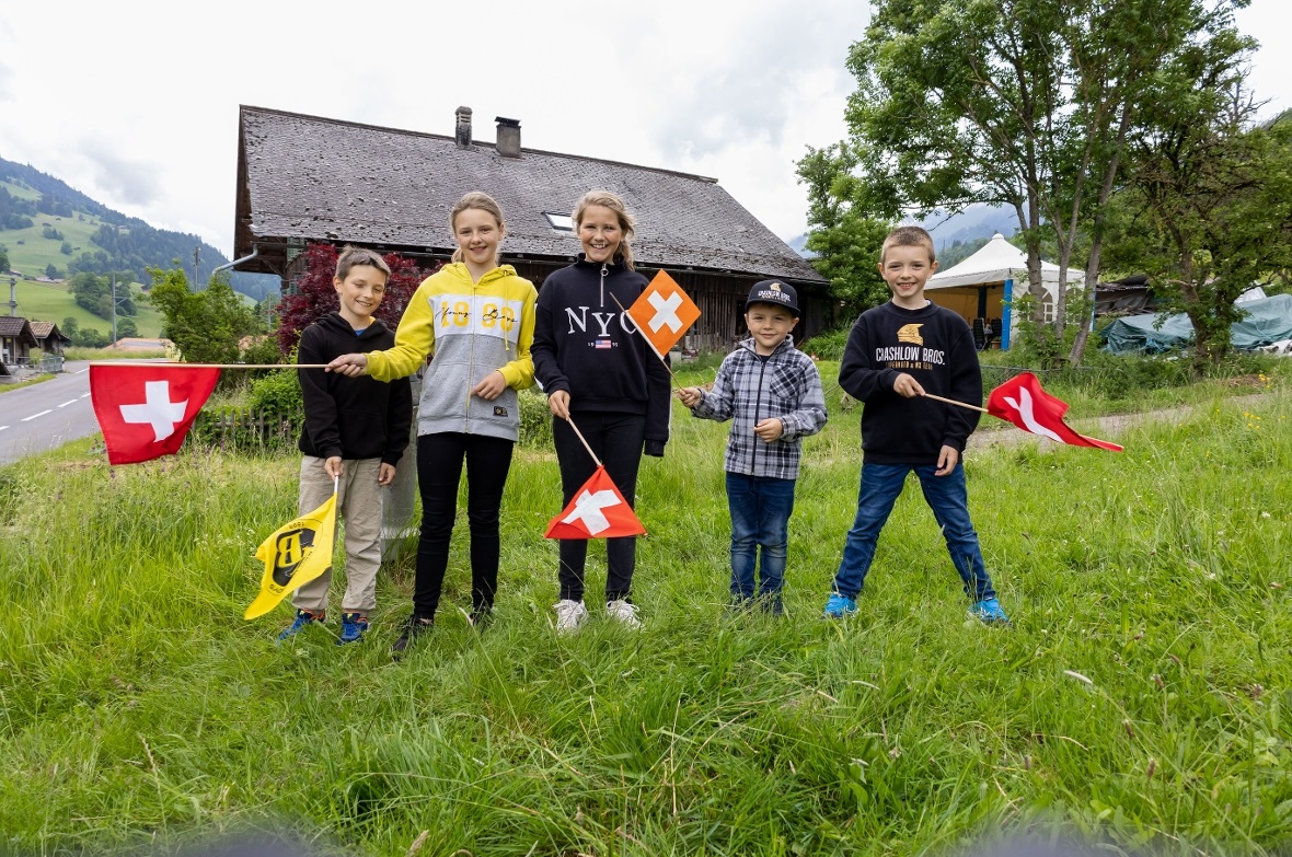 Lori, Seline, Malin, Lauro und Lian standen beim Dorfeingang und winkten kräftig...