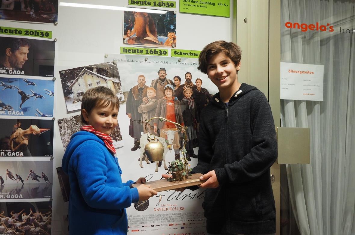 Lorin Schönenberger (links) übergab ein Erinnerungsgeschenk an den Schellenursli...