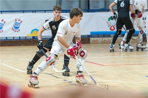 Loris Thönen (RHC Wimmis) bestimmt das Spiel.
