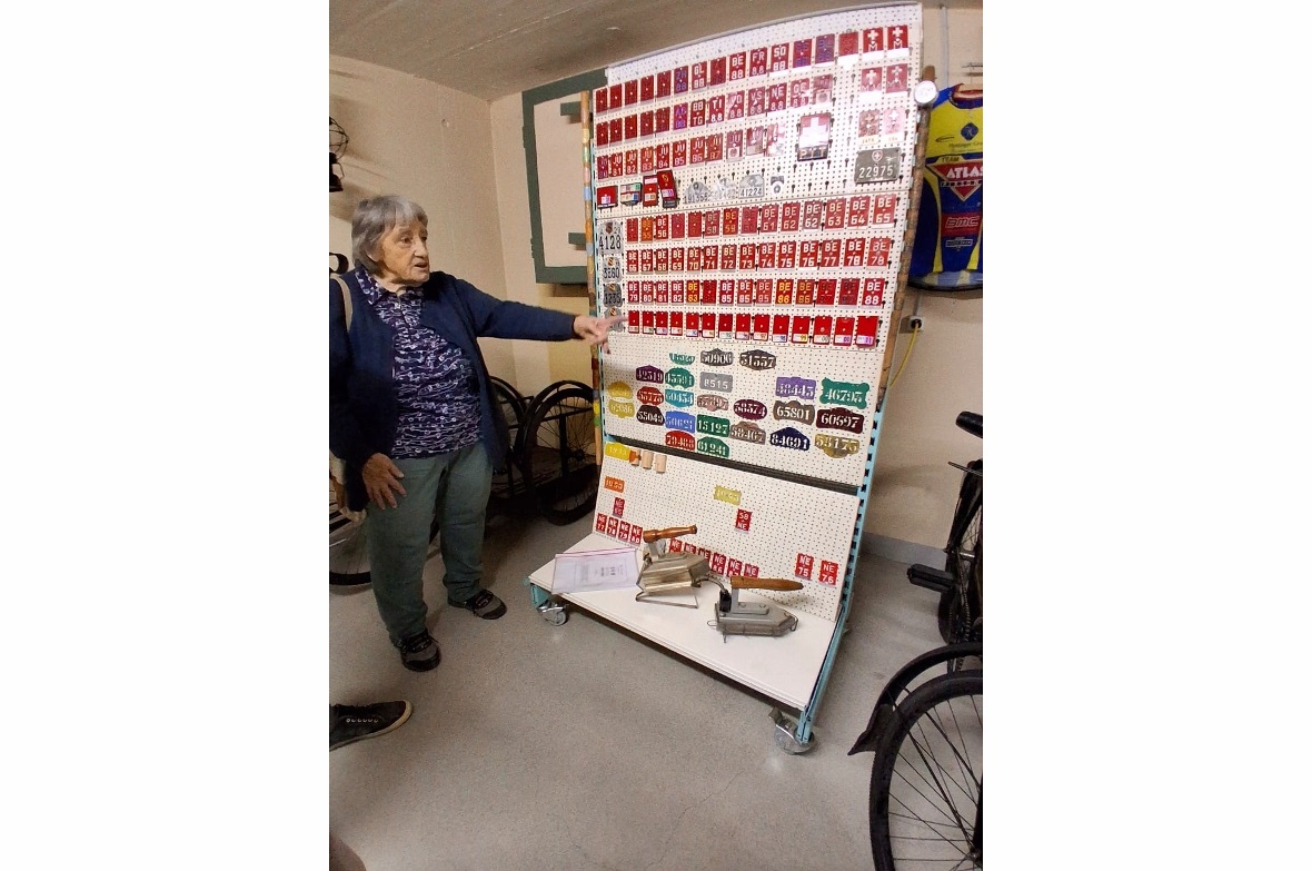 Lotti Kunz führte durch das Velomuseum in Reidenbach, hier vor einer Sammlung Ve...