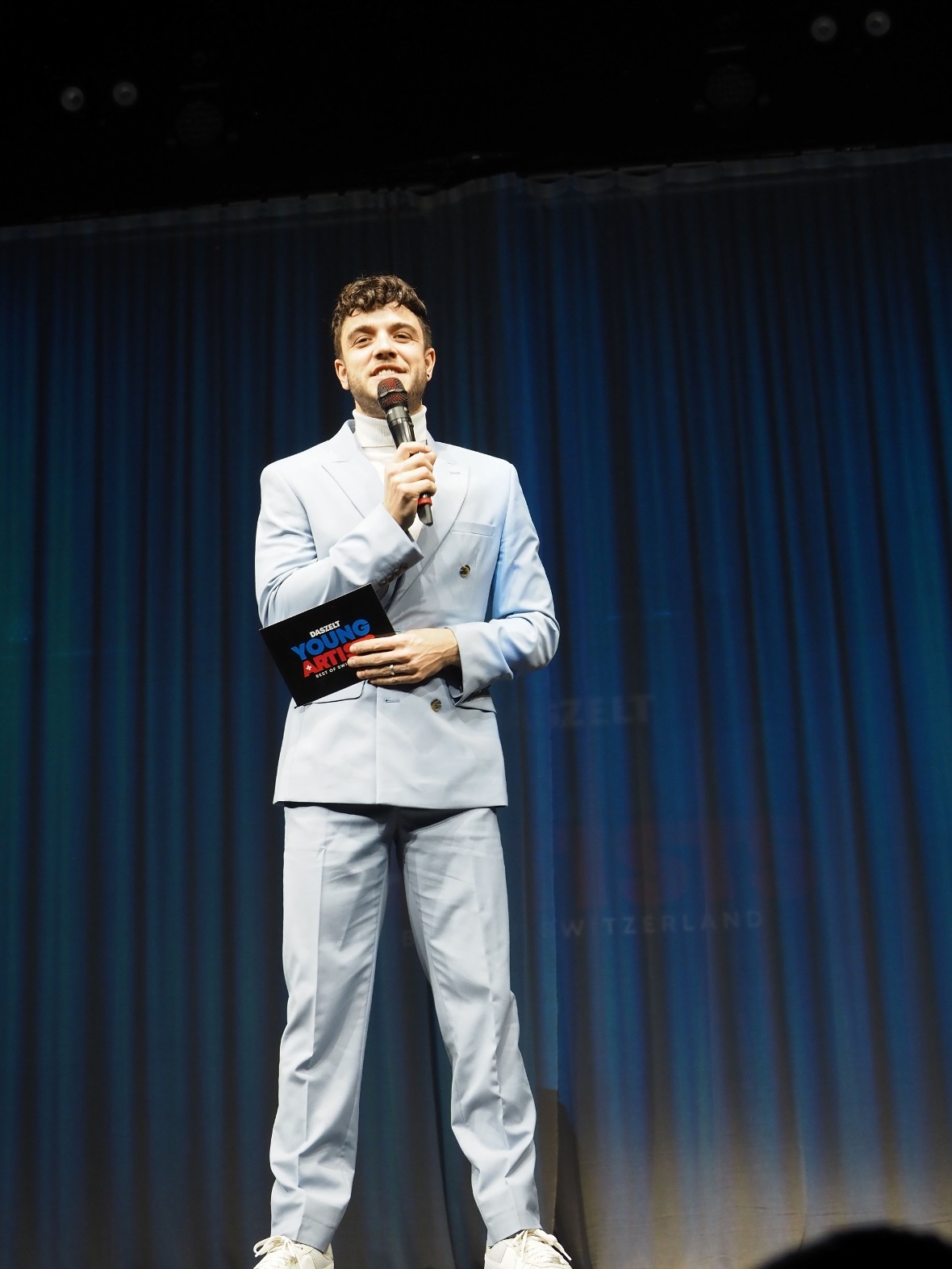Luca Hänni bei der Moderation von Das Zelt - Young Artists am 9. Februar 2024.
