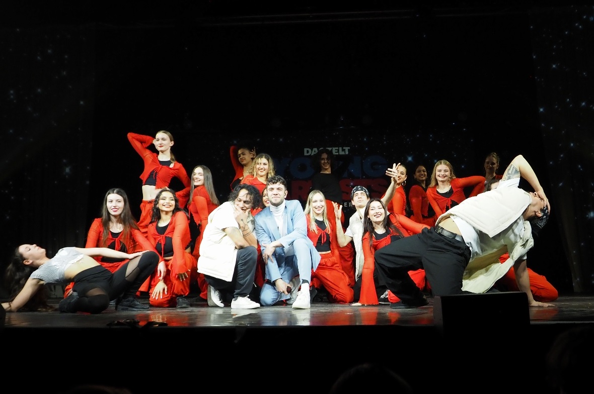Luca Hänni mit Tänzerinnen und Tänzer der New Dance Academy aus Bern und der Hen...